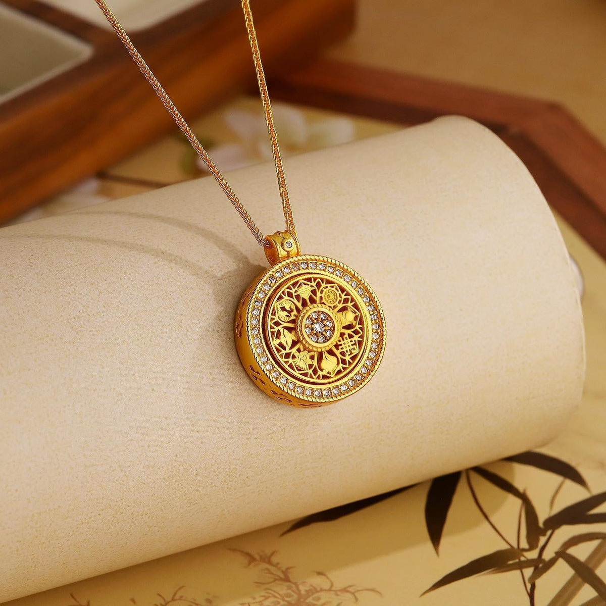 Fashionable rotatable diamond-studded design ancient hollow disc clavicle chain