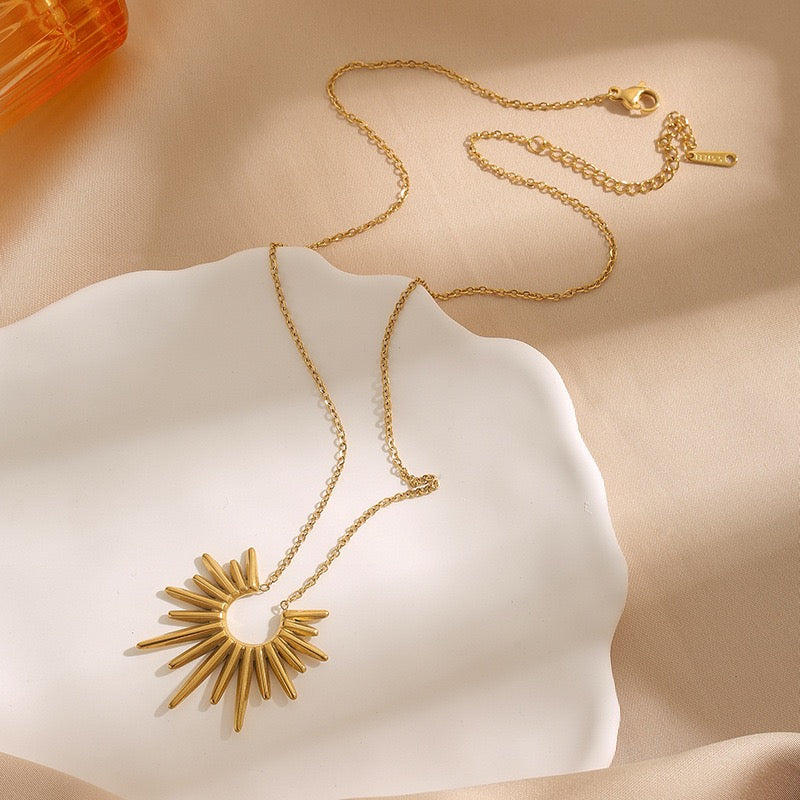 14K Gold Light-Chasing Flower Necklace