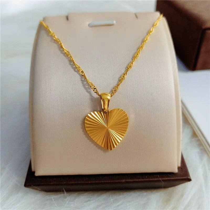 14K Gold Minimalist Heart Necklace