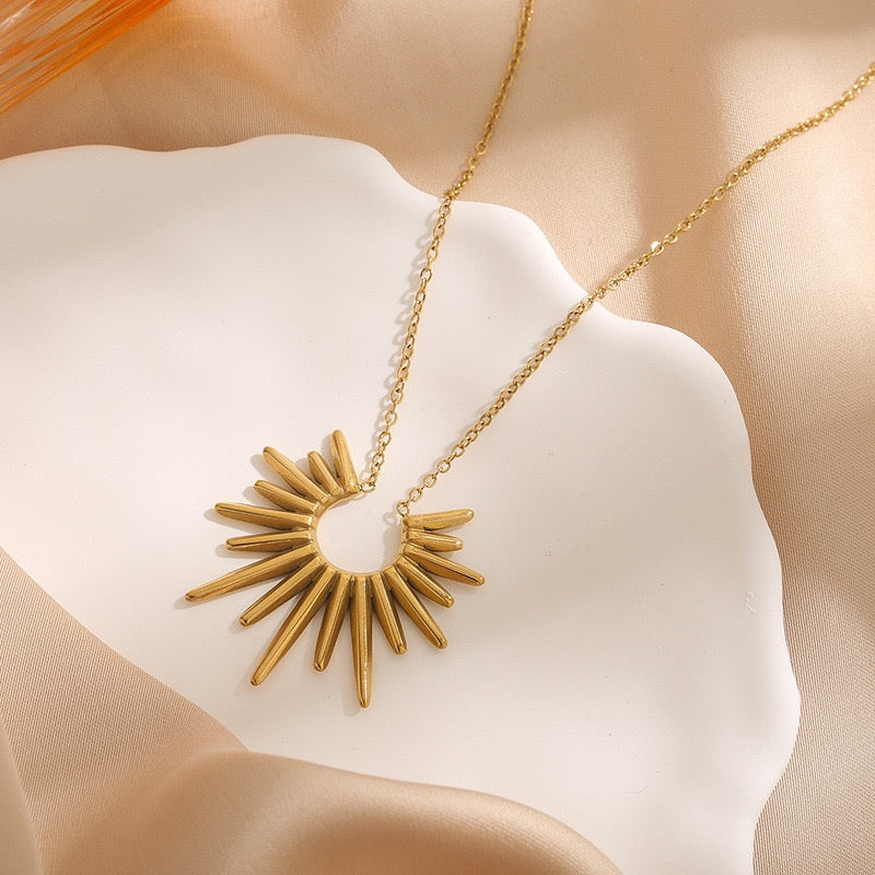 14K Gold Light-Chasing Flower Necklace