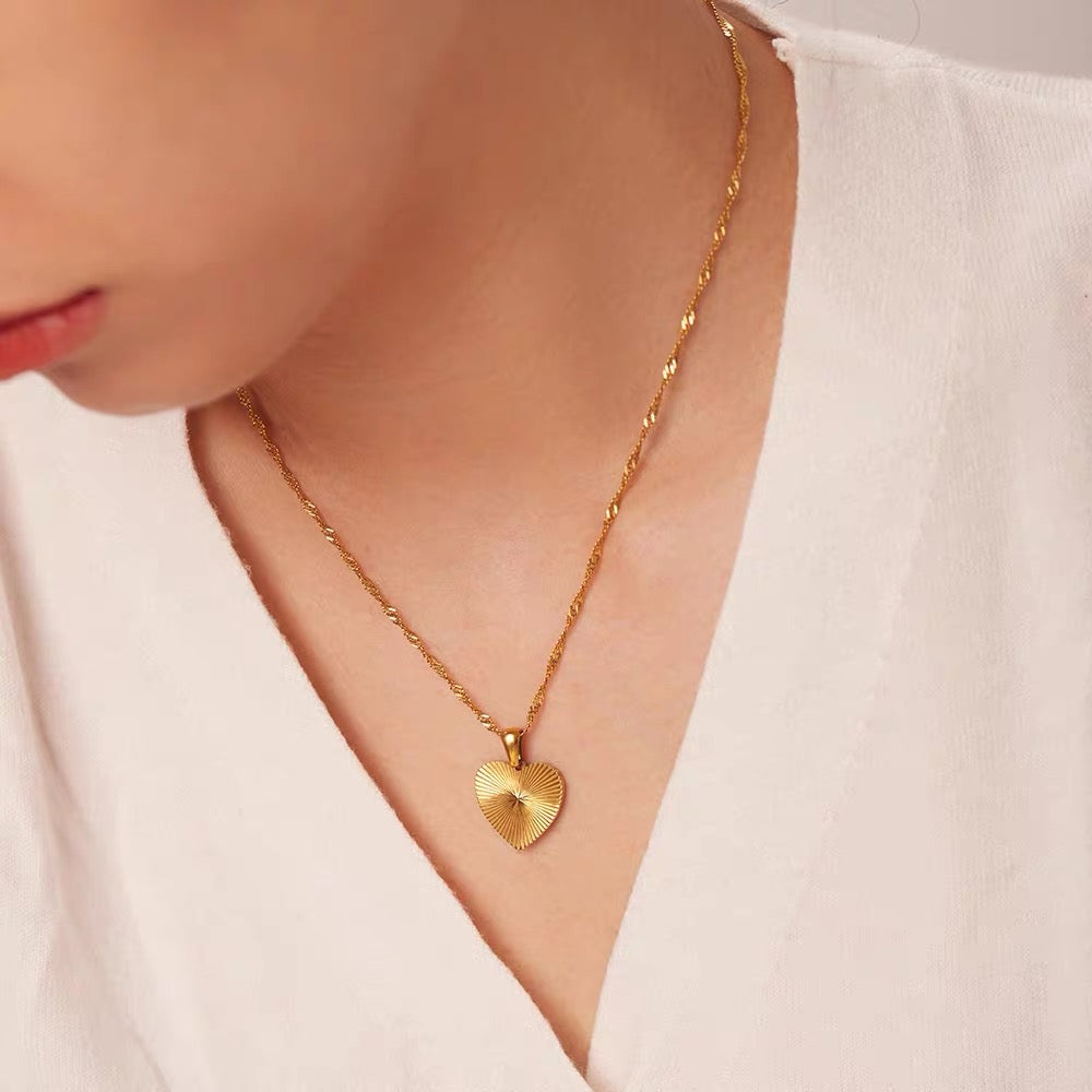 14K Gold Minimalist Heart Necklace