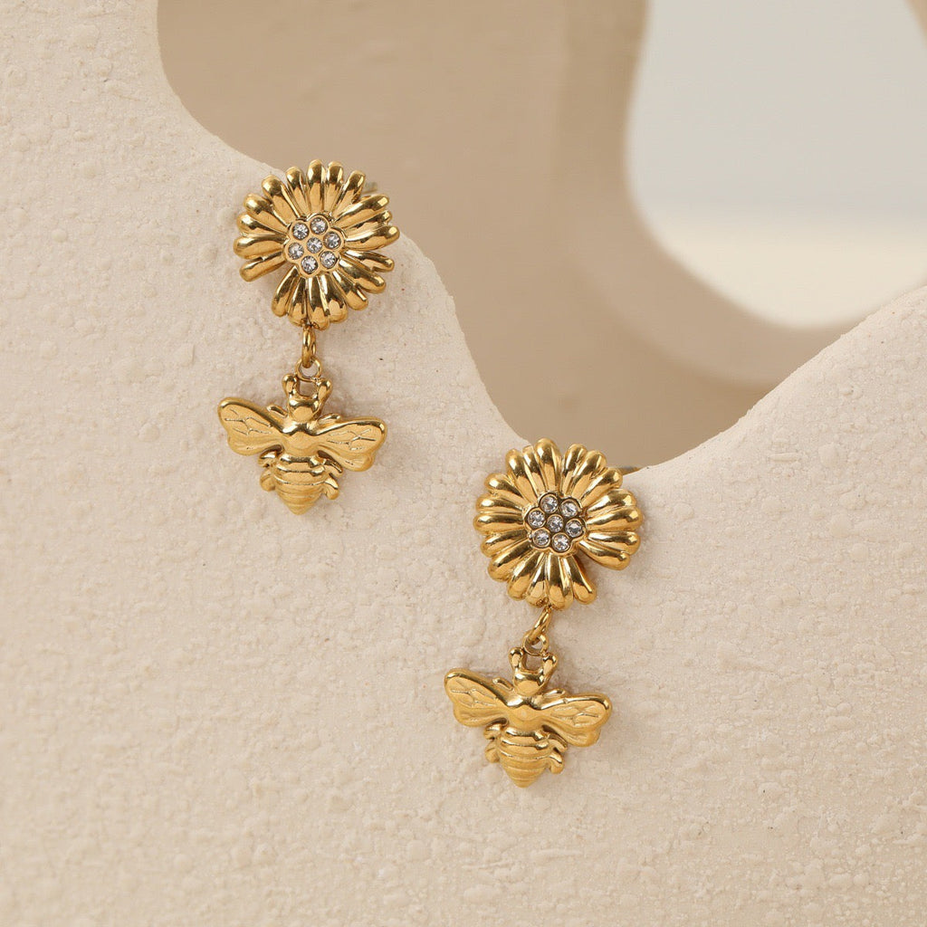 18K Gold Niche Design Daisy & Bee Necklace and Earring Set