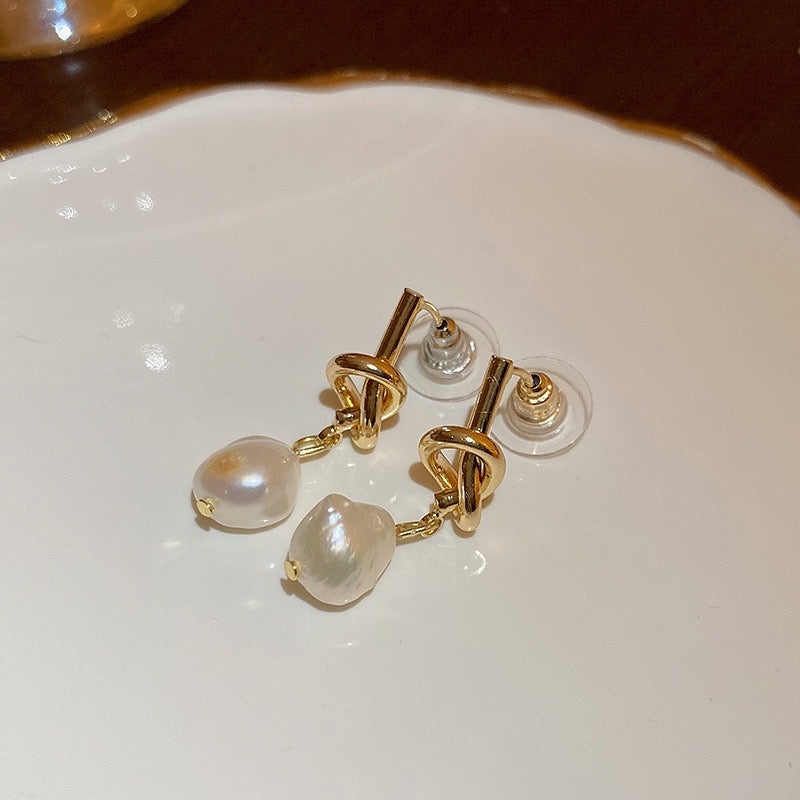 18K Gold French Vintage Freshwater Pearl Earrings, Handmade Wire Wrapped, Light Luxury Bridal Jewelry for Wedding Season
