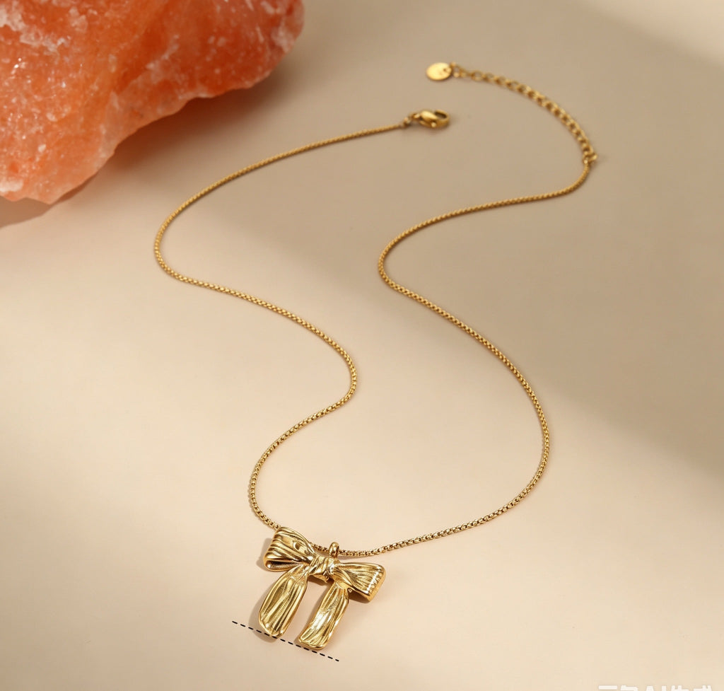 18K Gold Bow Pendant Light Luxury Necklace