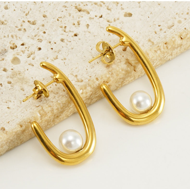 18K Gold U-Shaped Pearl Earrings