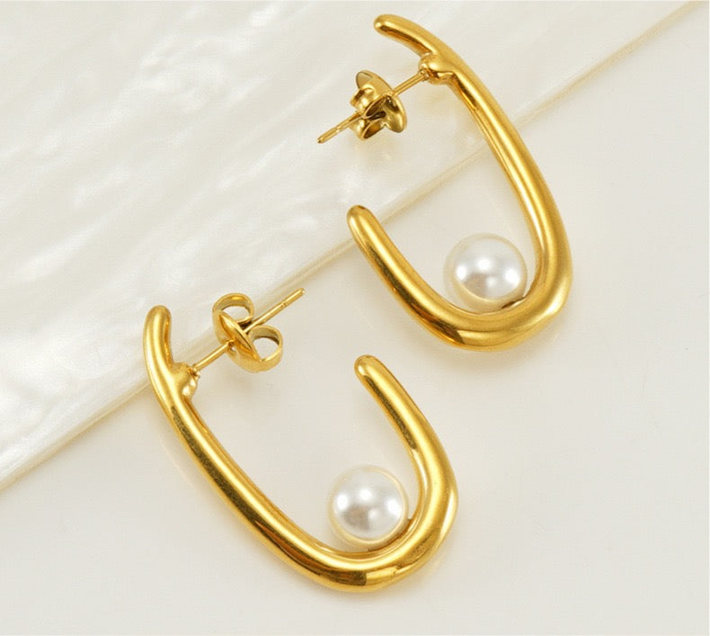 18K Gold U-Shaped Pearl Earrings