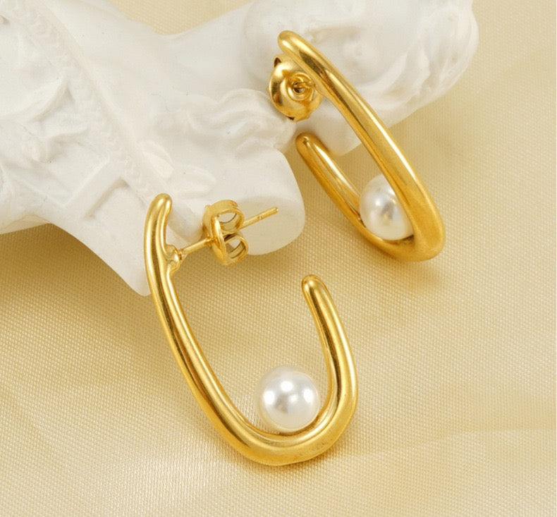 18K Gold U-Shaped Pearl Earrings