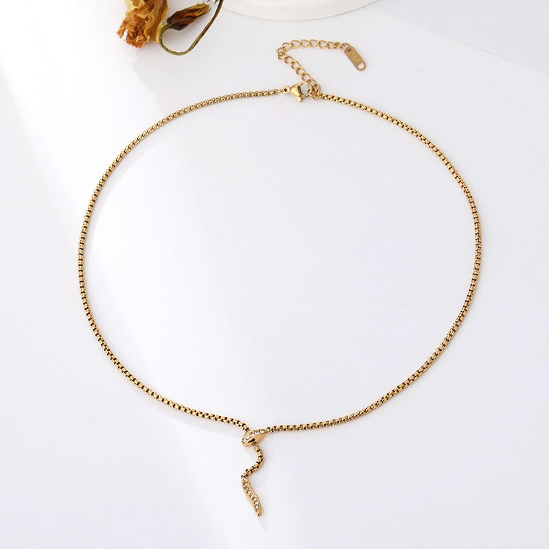 18K Gold Snake Shape Clavicle Necklace, Niche Fashion Jewelry