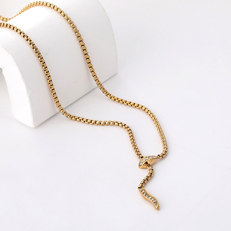18K Gold Snake Shape Clavicle Necklace, Niche Fashion Jewelry