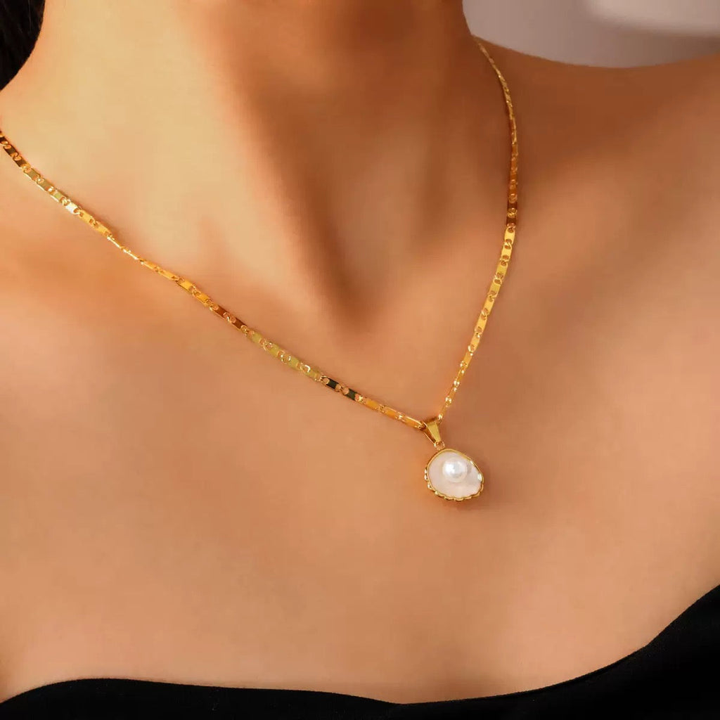 Luxury 18K Gold Round Necklace with Shell Inlaid Pearl, Chic Casual Wear