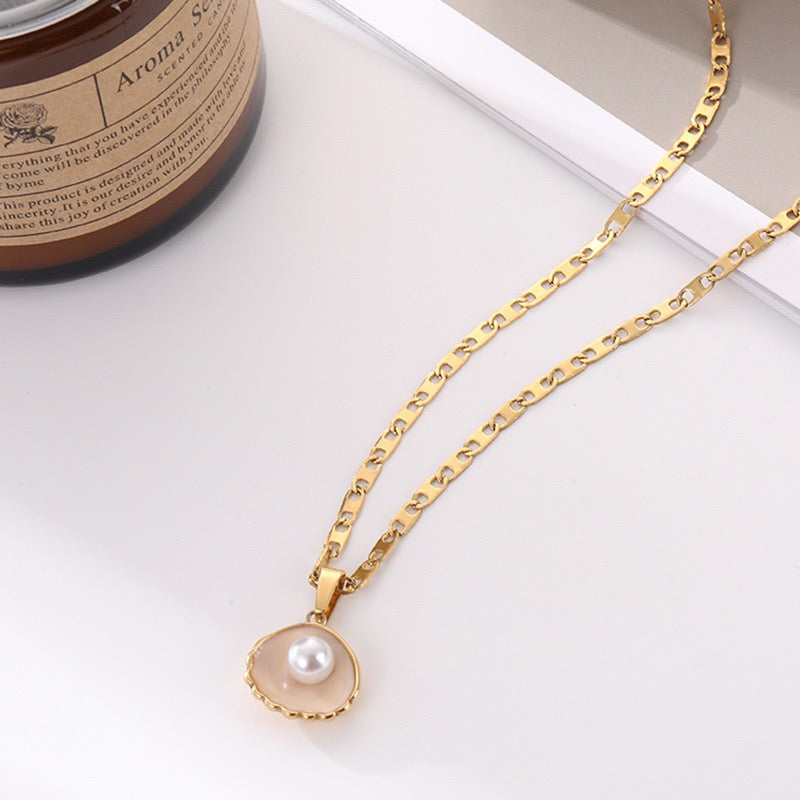 Luxury 18K Gold Round Necklace with Shell Inlaid Pearl, Chic Casual Wear