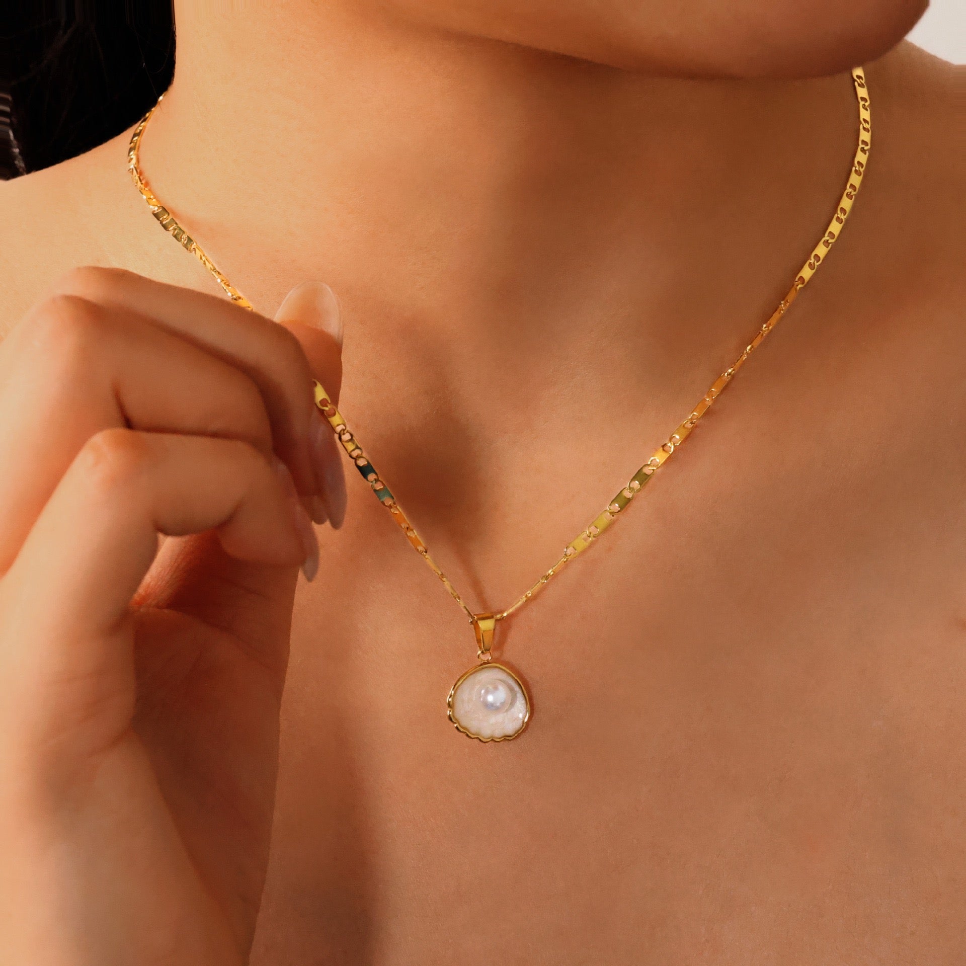 Luxury 18K Gold Round Necklace with Shell Inlaid Pearl, Chic Casual Wear