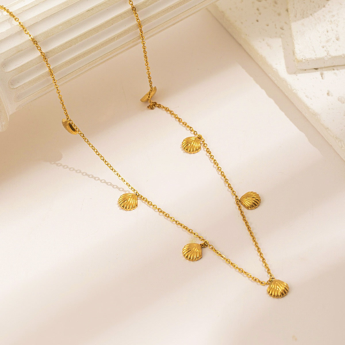 18K Gold Elegant Vintage Seven Fan-shaped Small Shell Necklace