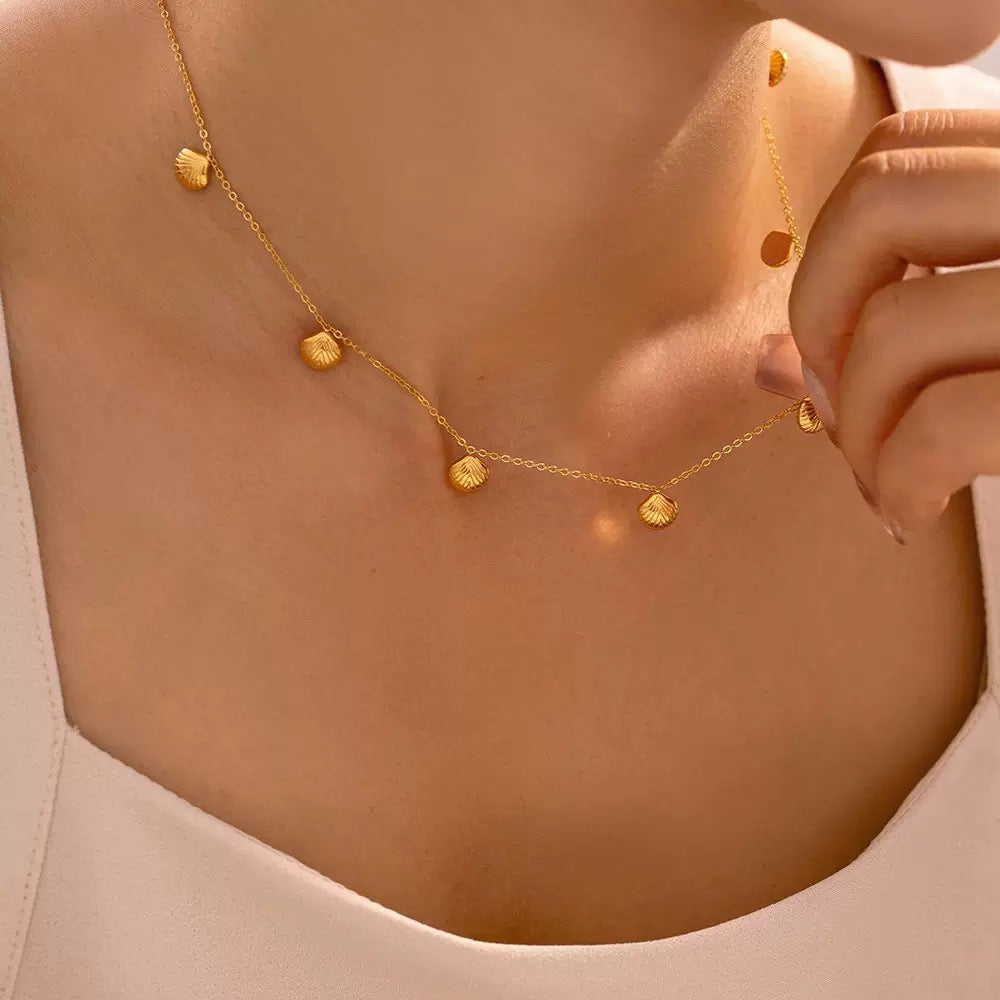 18K Gold Elegant Vintage Seven Fan-shaped Small Shell Necklace