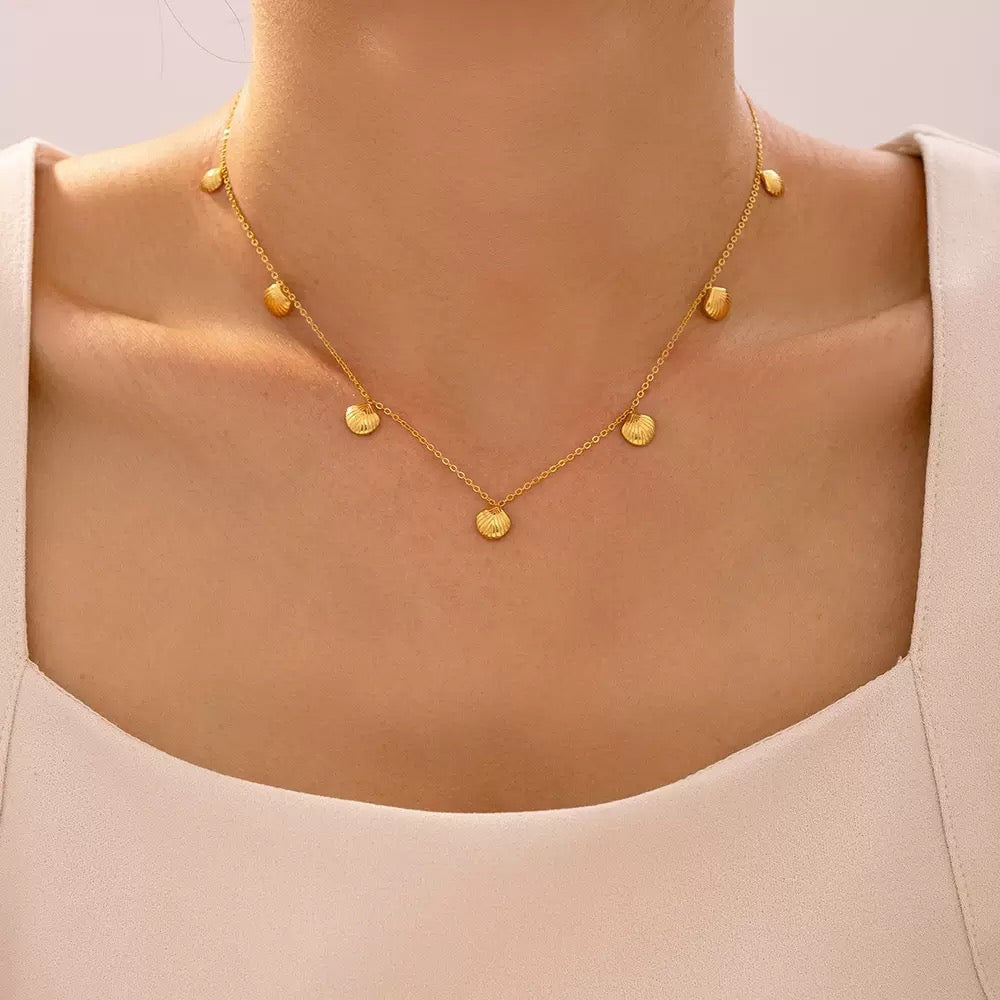 18K Gold Elegant Vintage Seven Fan-shaped Small Shell Necklace
