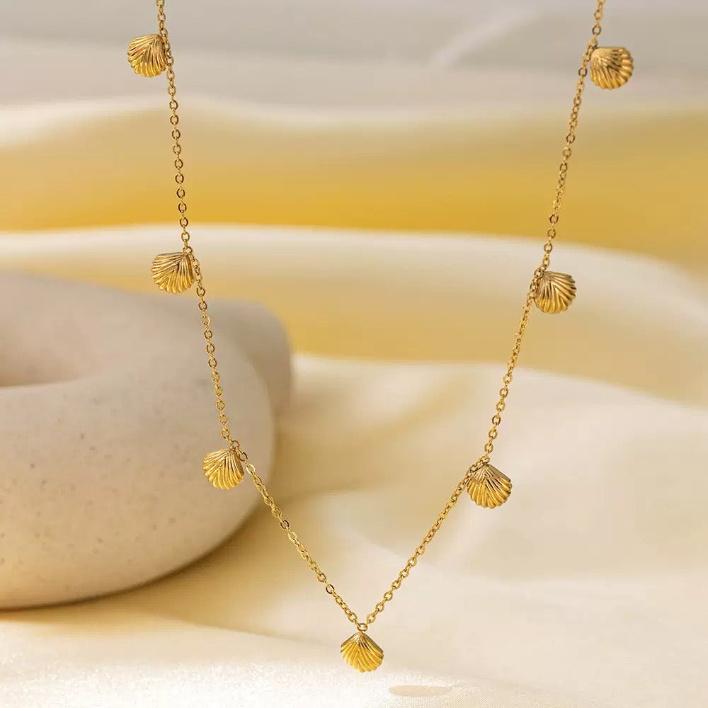 18K Gold Elegant Vintage Seven Fan-shaped Small Shell Necklace