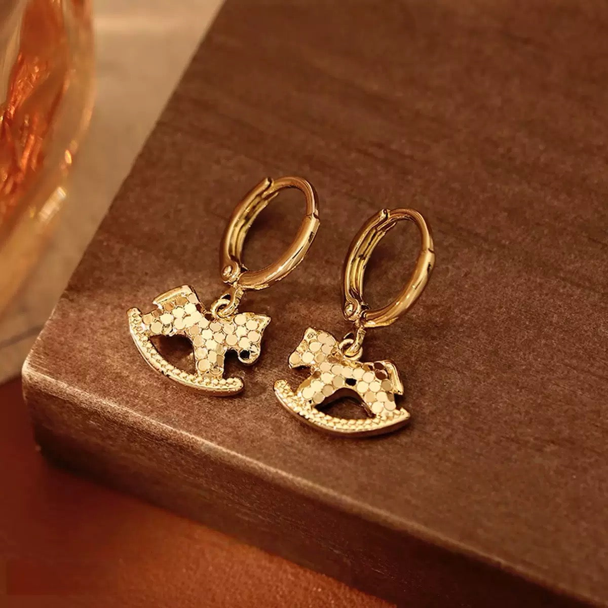 14k Gold Crushed Ice Pony Pendant Earring Stud