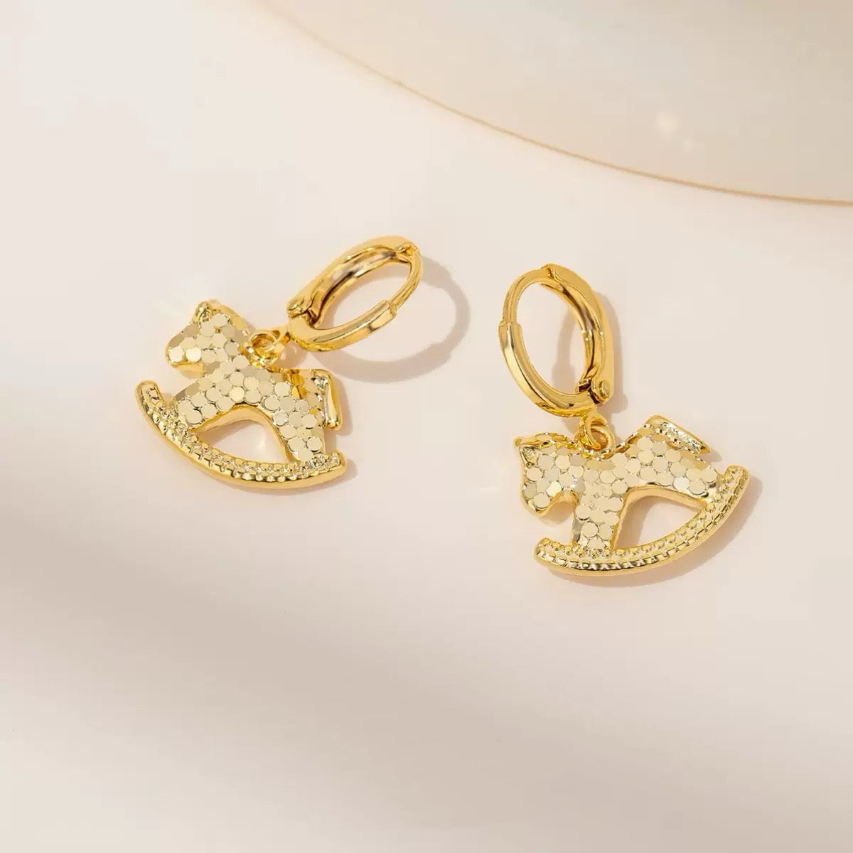 14k Gold Crushed Ice Pony Pendant Earring Stud