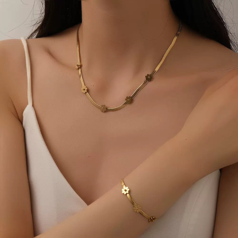 14K Gold Flower Choker Necklace