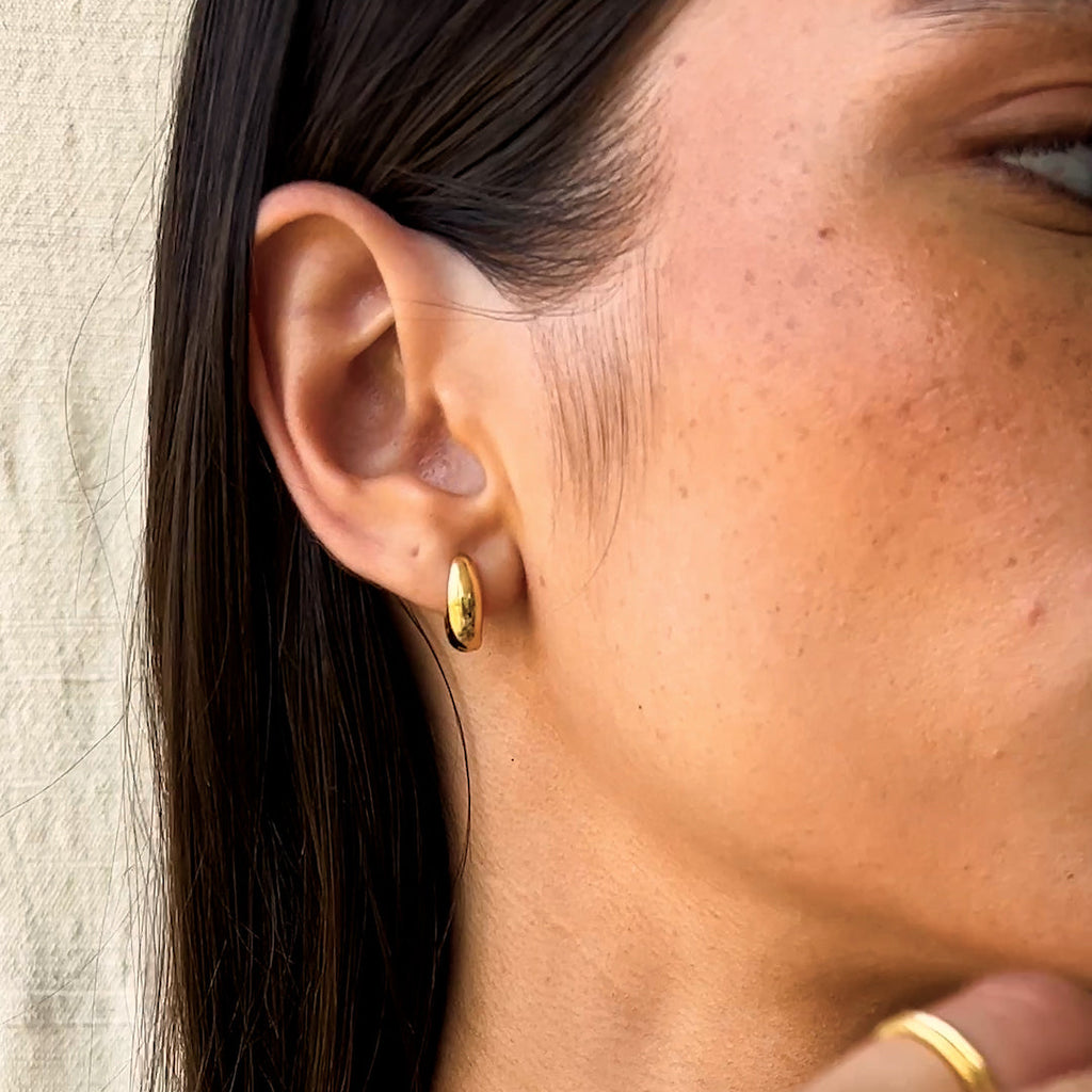 Dome Huggie Earrings - Caja
