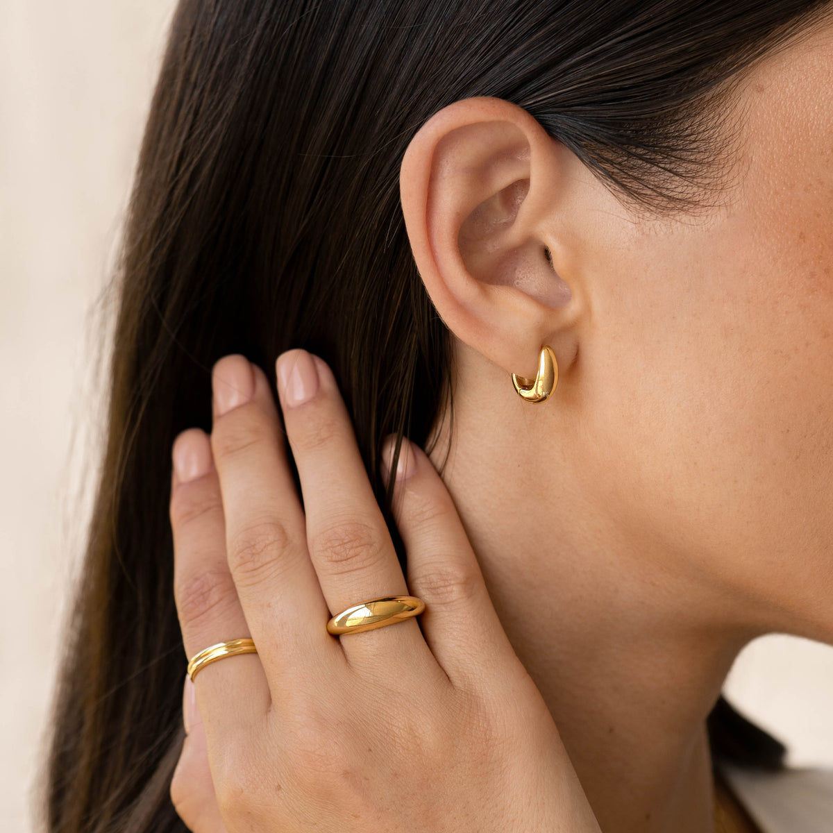 Dome Huggie Earrings - Caja